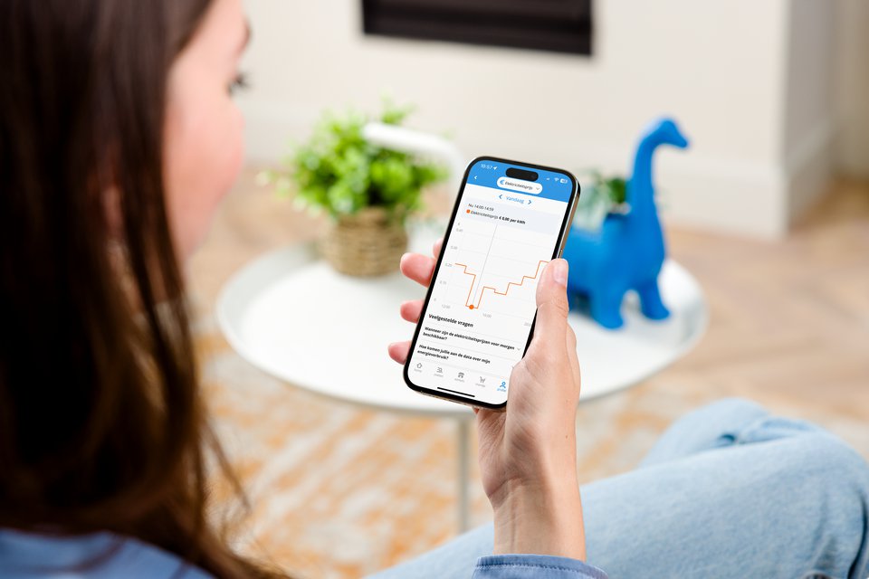 Een mobiele telefoon met daarop de uurtarieven van stroom in de Coolblue App